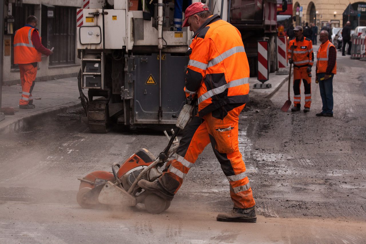 Z jakich materiałów produkuje się spodnie robocze?